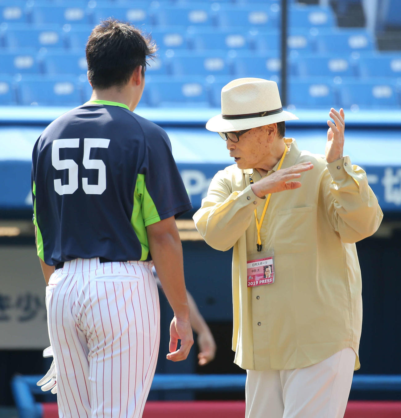 ヤクルト村上（左）と身ぶり手ぶりを交えて打撃論を交わす本紙評論家の中西氏（2019年8月撮影）