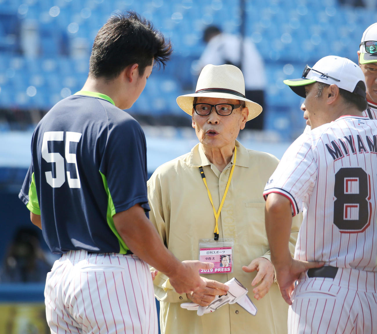 ヤクルト村上（左）の打撃用手袋をチェックする本紙評論家の中西氏（中央）。右は宮本コーチ（2019年8月撮影）