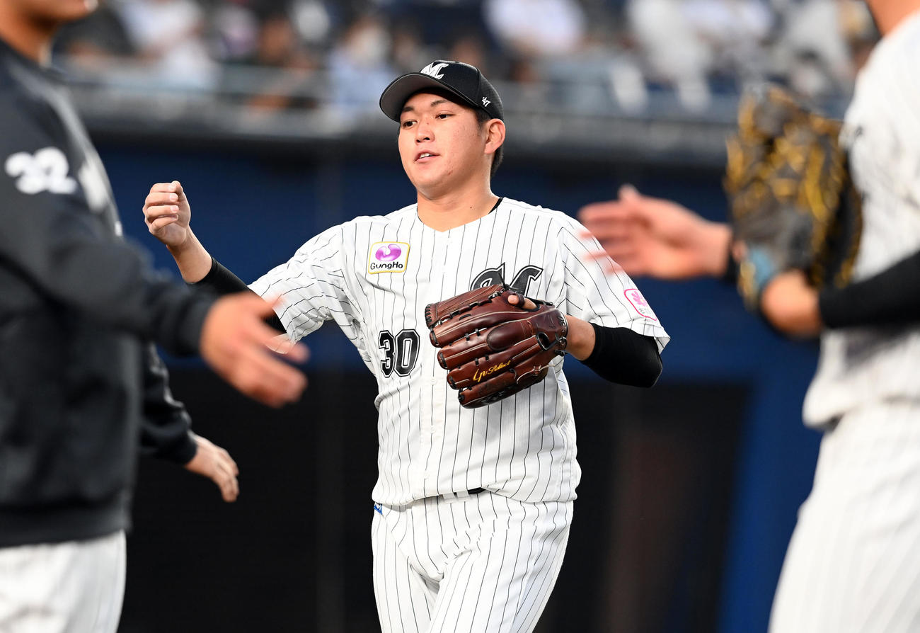 ロッテ対オリックス　2回を投げ無失点に抑えたロッテの先発広畑。左は捕手の田村（撮影・たえ見朱実）