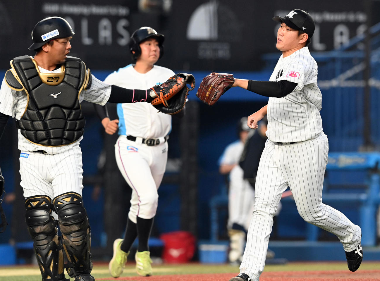 ロッテ対オリックス　2回を投げ無失点に抑えたロッテの先発広畑。左は捕手の田村（撮影・たえ見朱実）