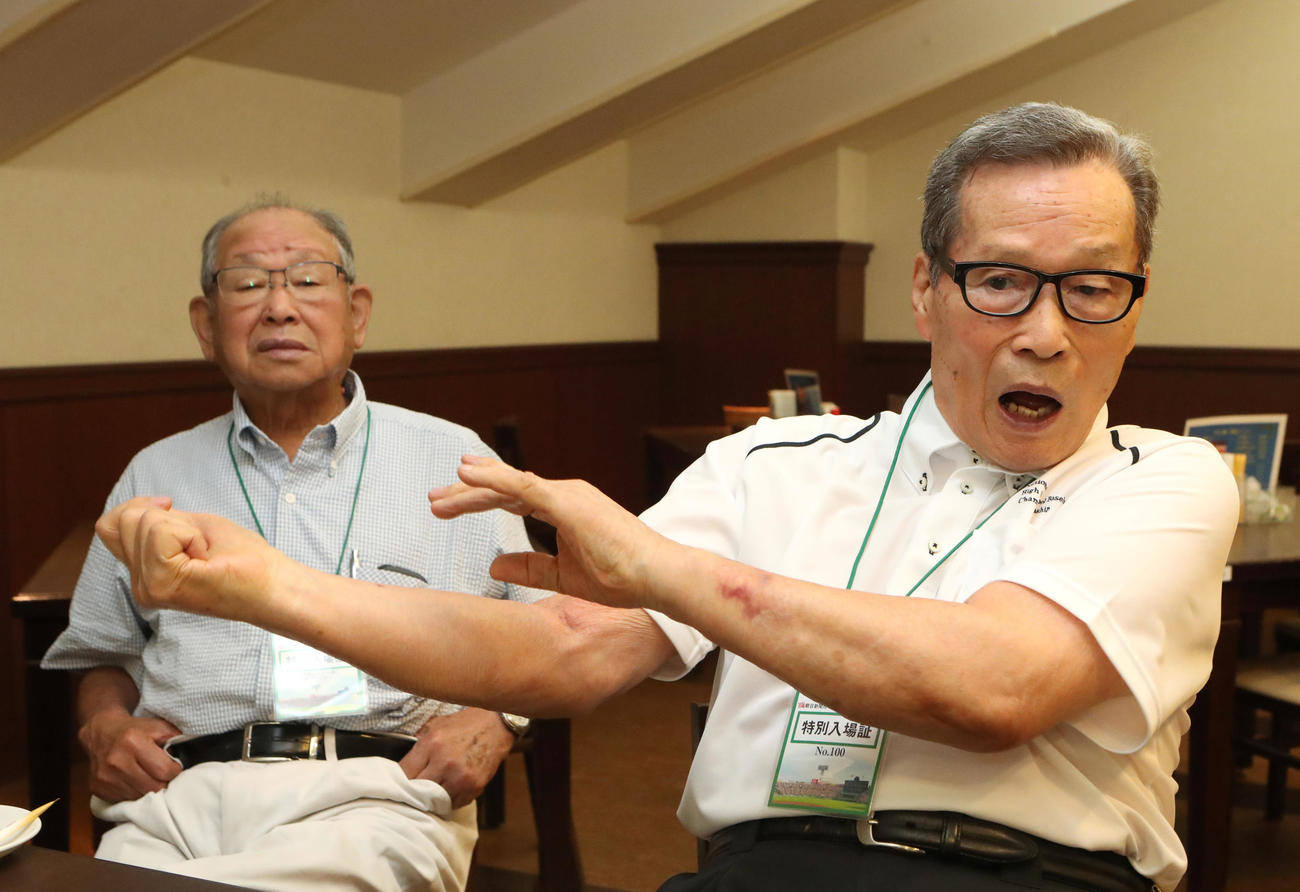 甲子園のサロン蔦で対談する吉田義男氏（左）、中西太氏（右＝2018年8月撮影）