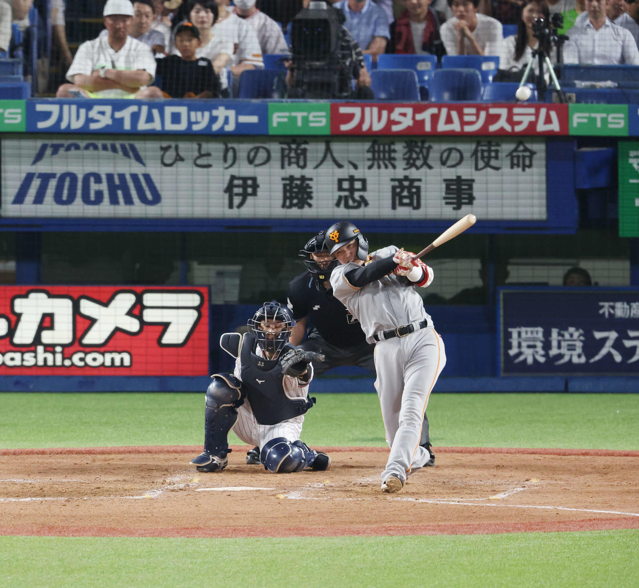 ヤクルト対巨人　5回表巨人二死一、二塁、勝ち越しの左越え3点本塁打を放つ坂本（撮影・宮地輝）