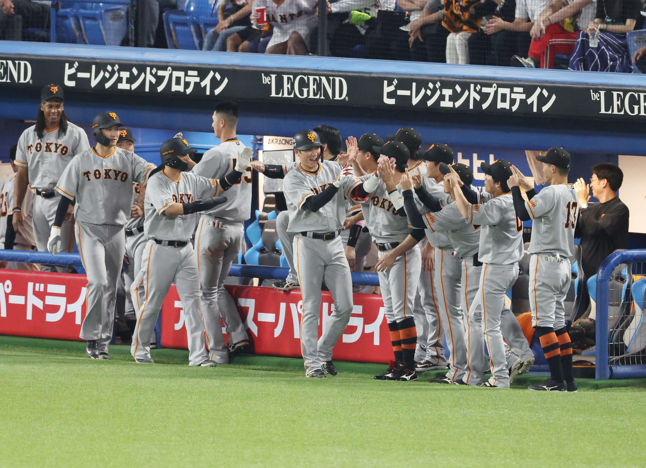 ヤクルト対巨人　5回表巨人二死一、二塁、勝ち越しの左越え3点本塁打を放ち、仲間と笑顔でタッチを交わす坂本（中央）（撮影・宮地輝）