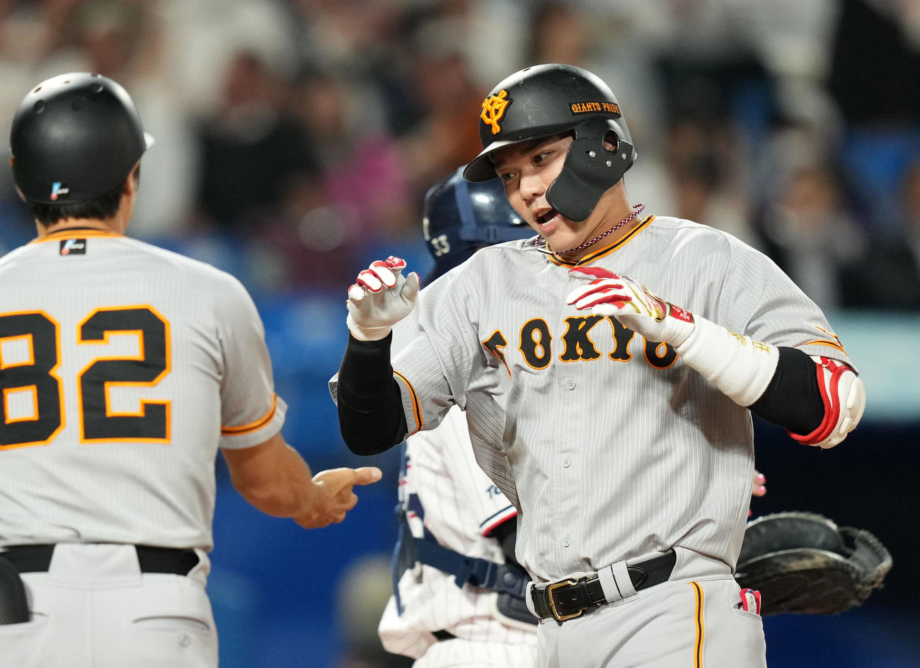 ヤクルト対巨人　5回表巨人2死一、二塁、左越え3点本塁打を放ちタッチを交わす坂本（右）（撮影・横山健太）
