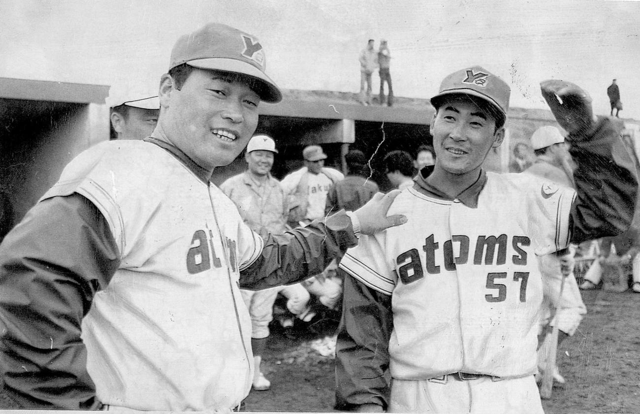 71年、キャンプでルーキーの若松勉（右）と笑顔を見せる中西太コーチ