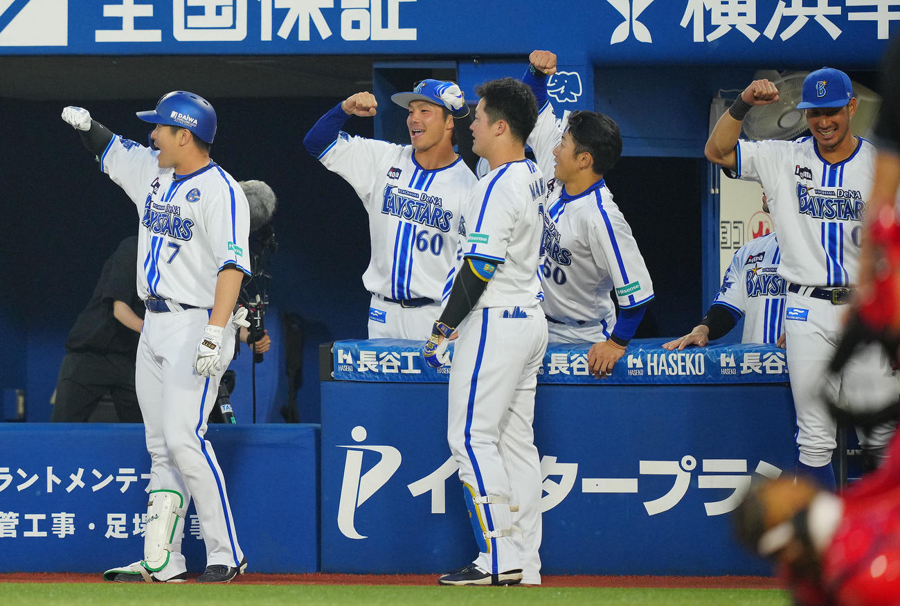 DeNA対広島　2回裏DeNA2死一、二塁、3点本塁打を放った佐野（左）はナインと「デスターシャ」（撮影・垰建太）