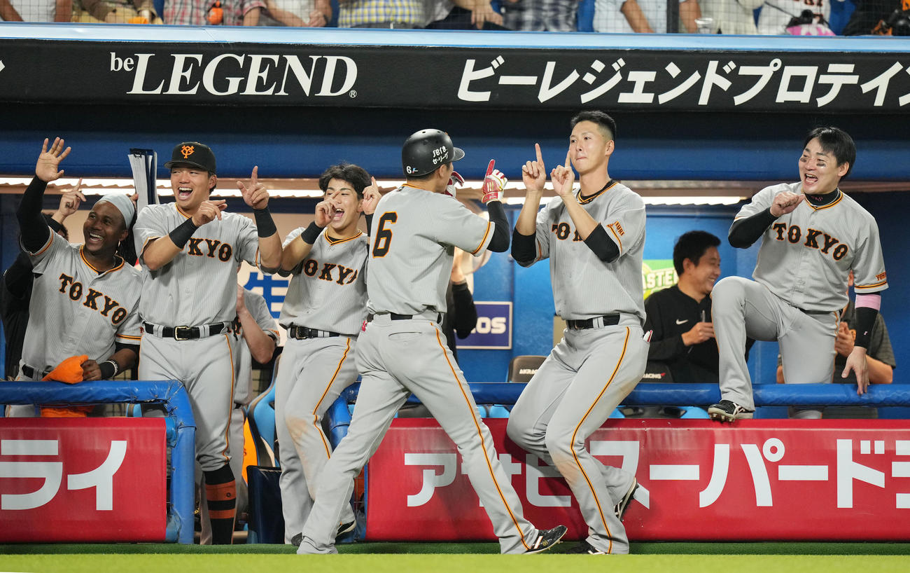 ヤクルト対巨人　5回表巨人2死一、二塁、左越え3点本塁打を放った坂本（中央）を笑顔で迎える巨人ナイン（撮影・横山健太）