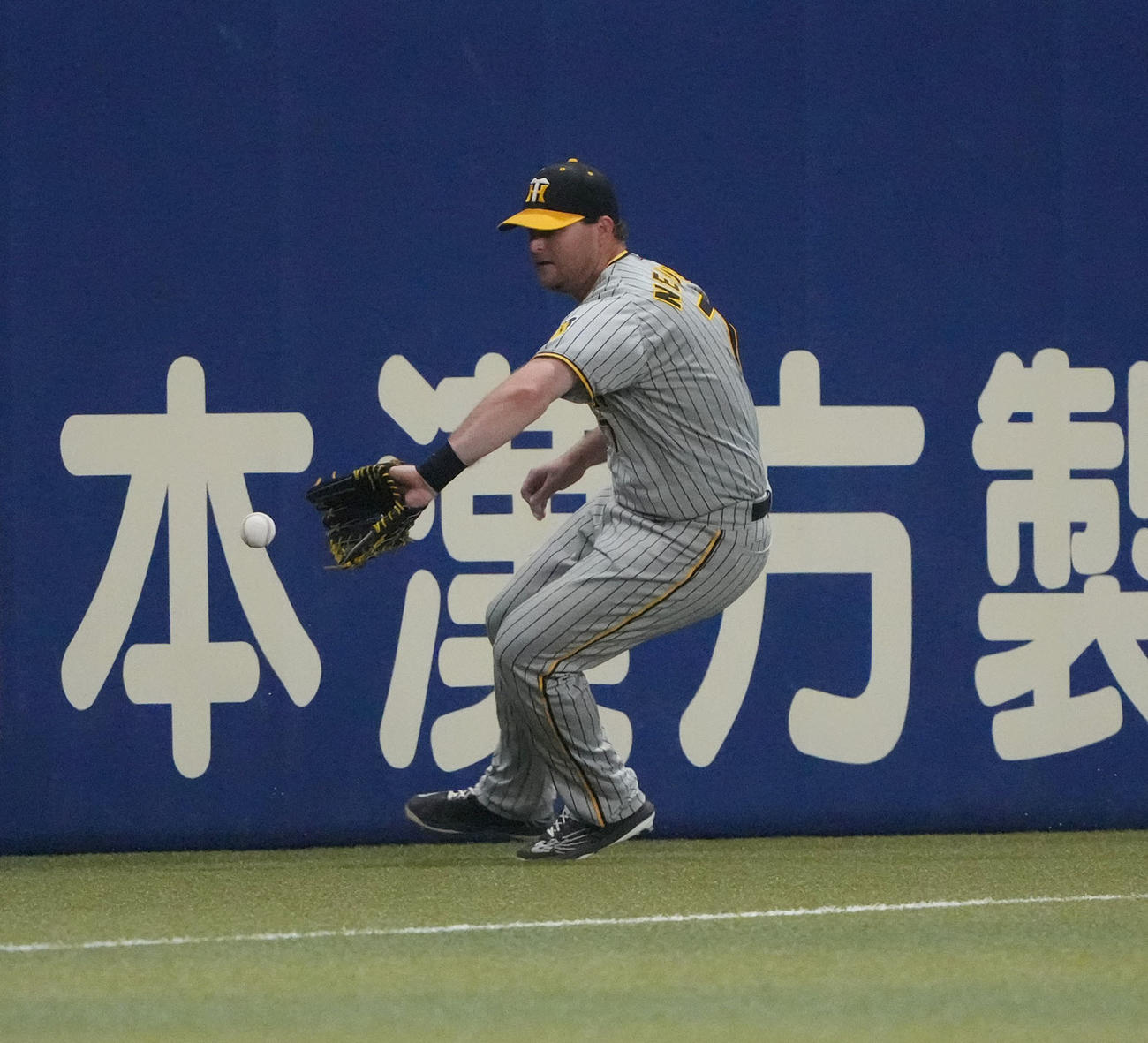 中日対阪神　8回裏中日2死一、二塁、村松の打球を捕球するノイジー（撮影・森本幸一）