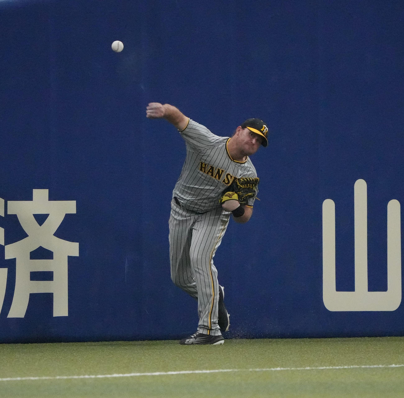中日対阪神　8回裏中日2死一、二塁、村松の打球を捕球し三塁へ送球するノイジー（撮影・森本幸一）