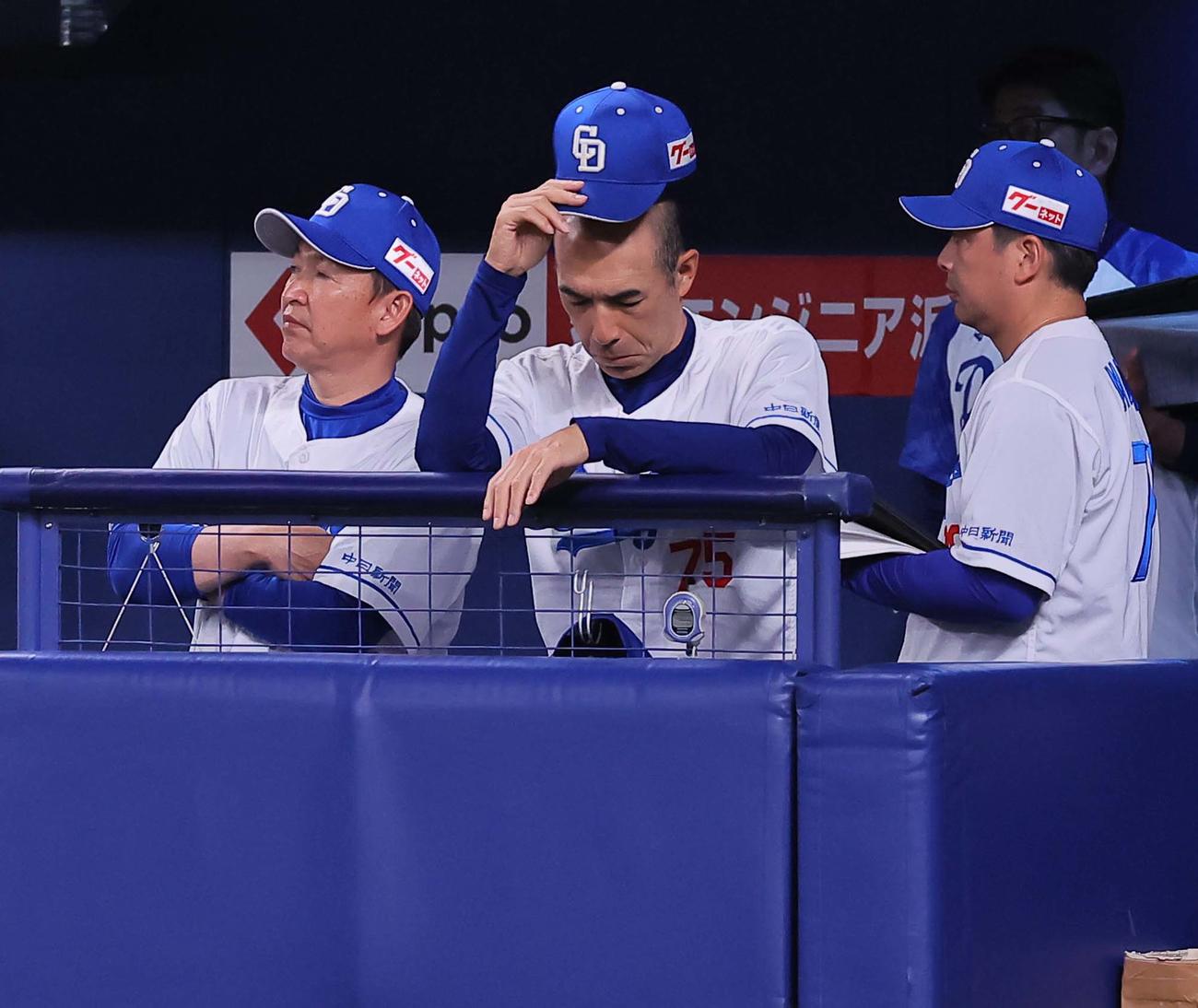 中日対阪神　リードする阪神に追いつけず厳しい表情を見せる立浪監督（左）と和田コーチ（撮影・上田博志）