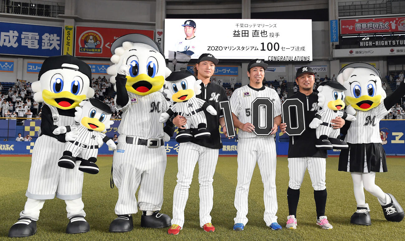 ロッテ対オリックス　マリンスタジアム100セーブを達成したロッテ益田（中央）。左から岩下、田村（撮影・たえ見朱実）