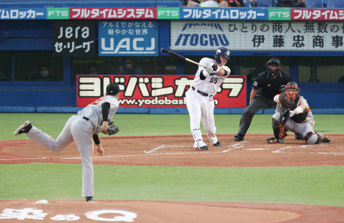 ヤクルト対巨人　1回裏ヤクルト2死一塁、空振り三振に倒れる村上。投手横川（撮影・宮地輝）