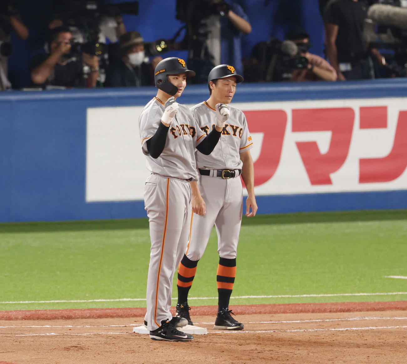 ヤクルト対巨人　5回表巨人2死一、三塁、左前適時打を放ち、ガッツポーズ横川（左）（撮影・宮地輝）