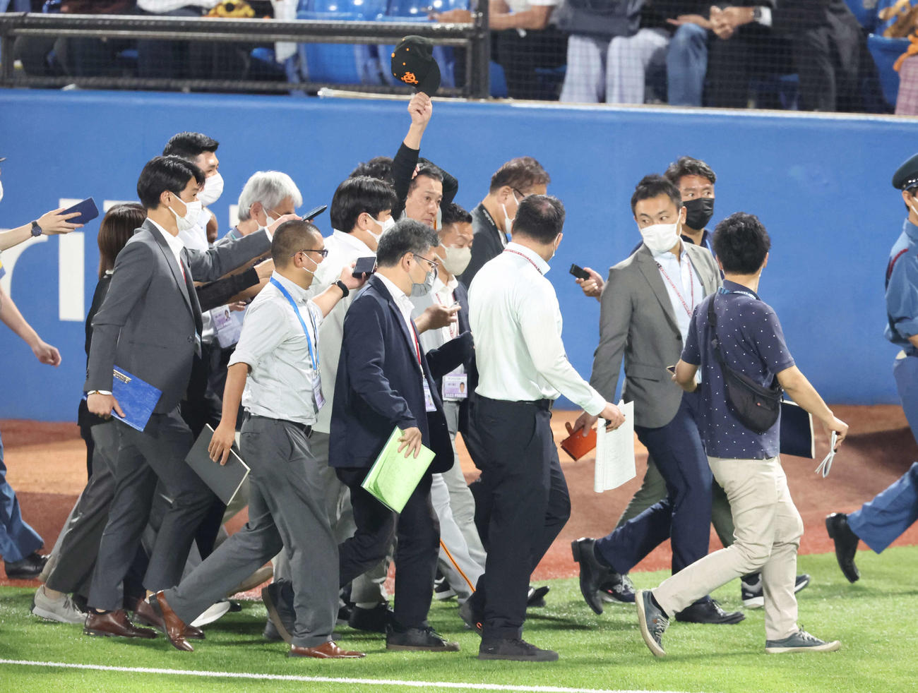 ヤクルト対巨人　ヤクルトに勝利し、記者に囲まれながらファンの声援に応える巨人原監督（中央）（撮影・宮地輝）