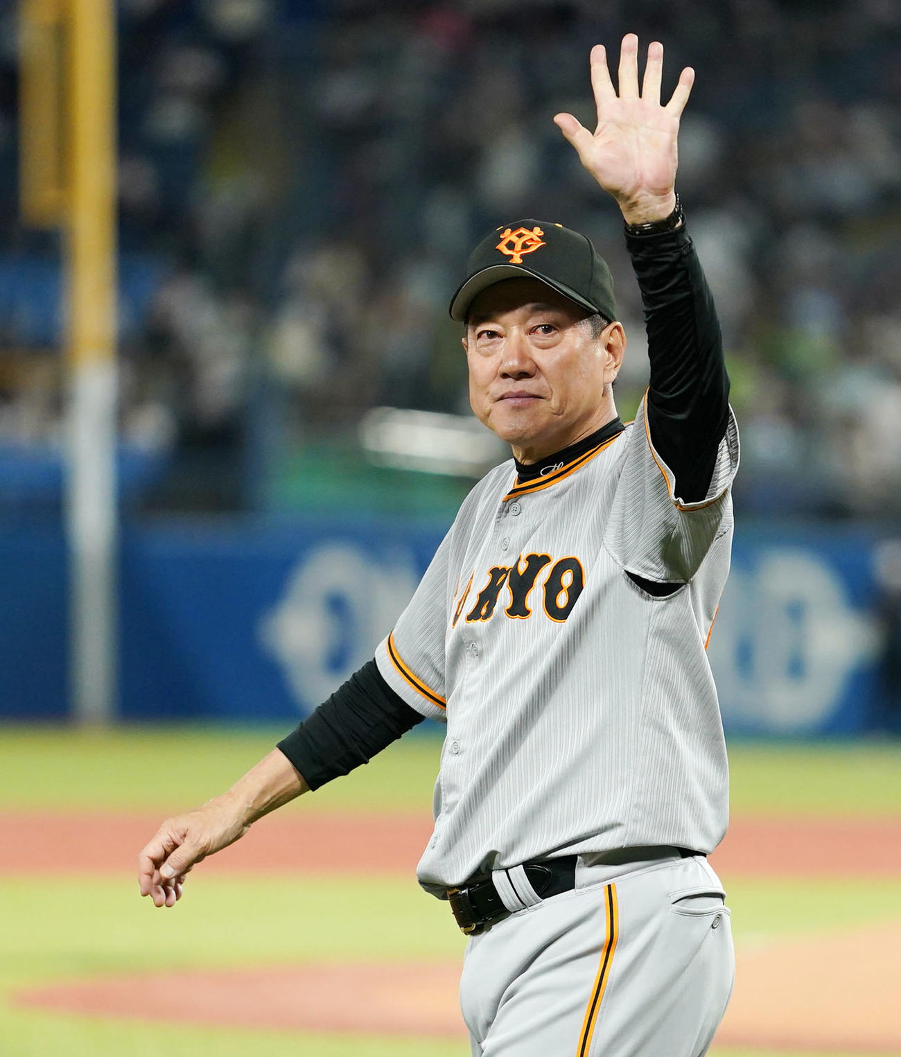 ヤクルト対巨人　声援に応え球場を後にする巨人原監督（撮影・横山健太）