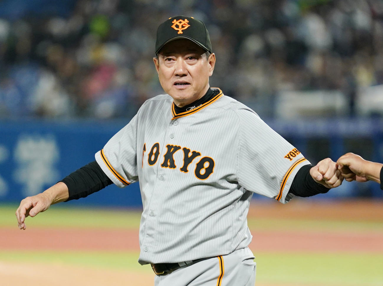 ヤクルト対巨人　ヤクルトに勝利しスタッフとタッチを交わす巨人原監督（撮影・横山健太）