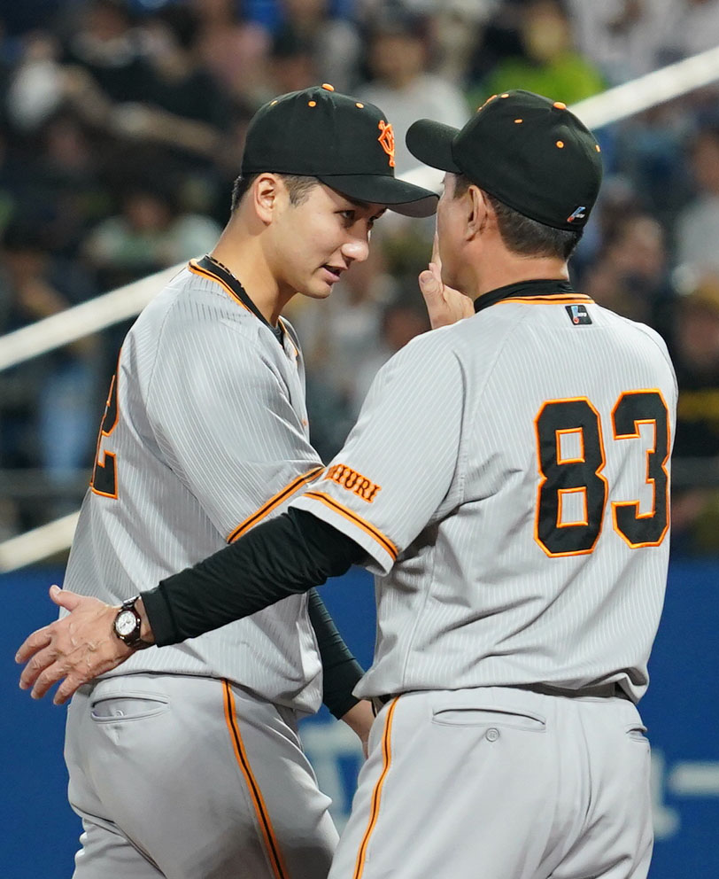 ヤクルト対巨人　3勝目を挙げ巨人原監督（右）とタッチを交わす横川（撮影・横山健太）