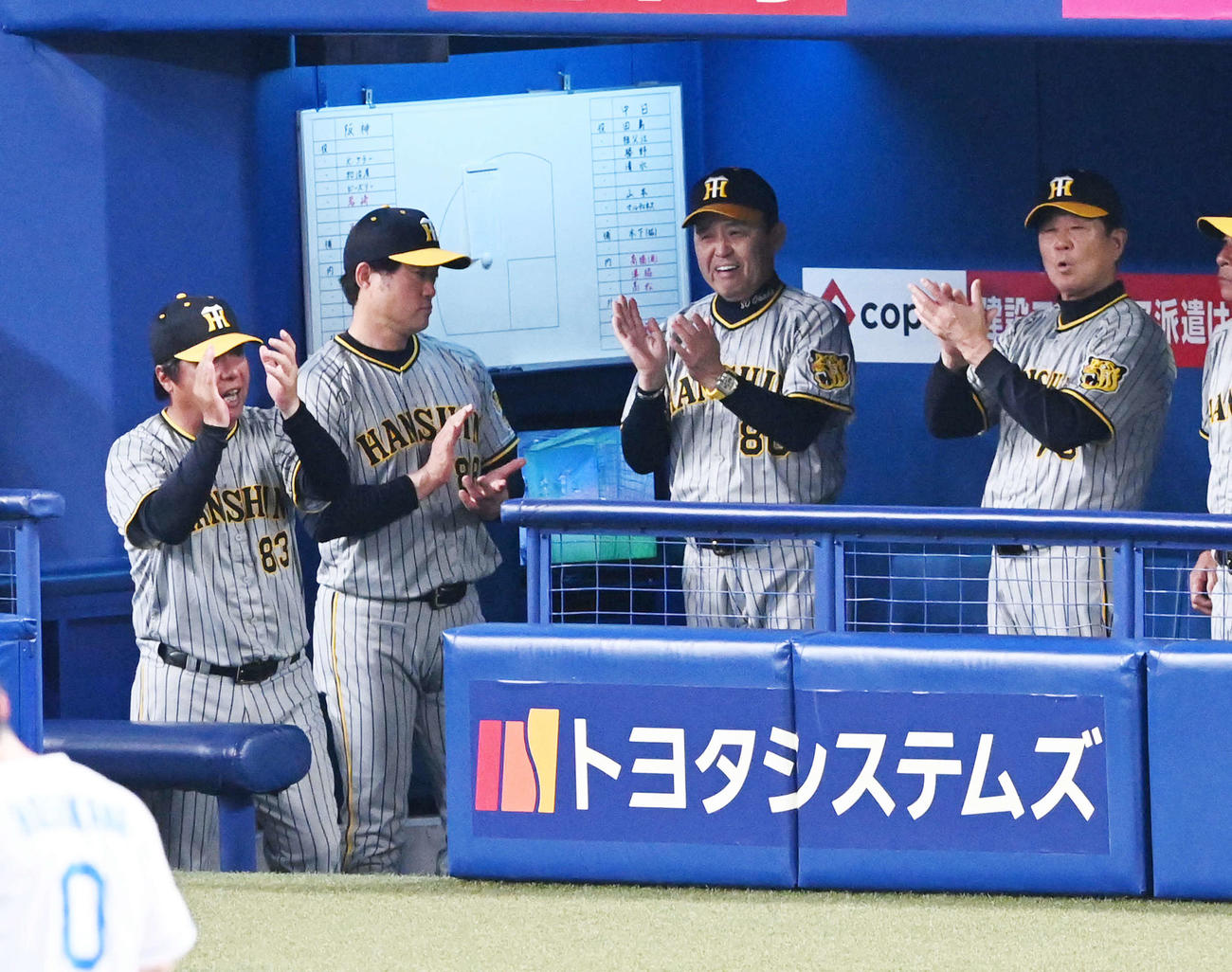 中日対阪神　8回裏中日、ベンチで笑顔で手をたたく岡田監督（右）ら阪神首脳陣（撮影・前岡正明）