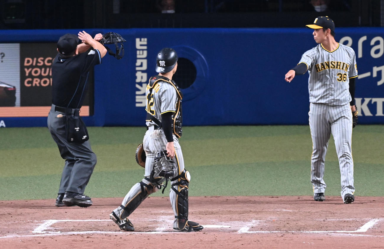 中日対阪神　8回裏中日2死一、二塁、石川昂の生還にアピールする浜地（右）（撮影・前岡正明）