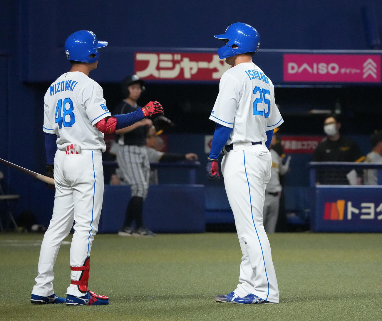 中日対阪神　8回裏中日2死一、二塁、村松の左前安打で生還できたか溝脇と見つめ合う二塁走者の石川昂（右）（撮影・森本幸一）
