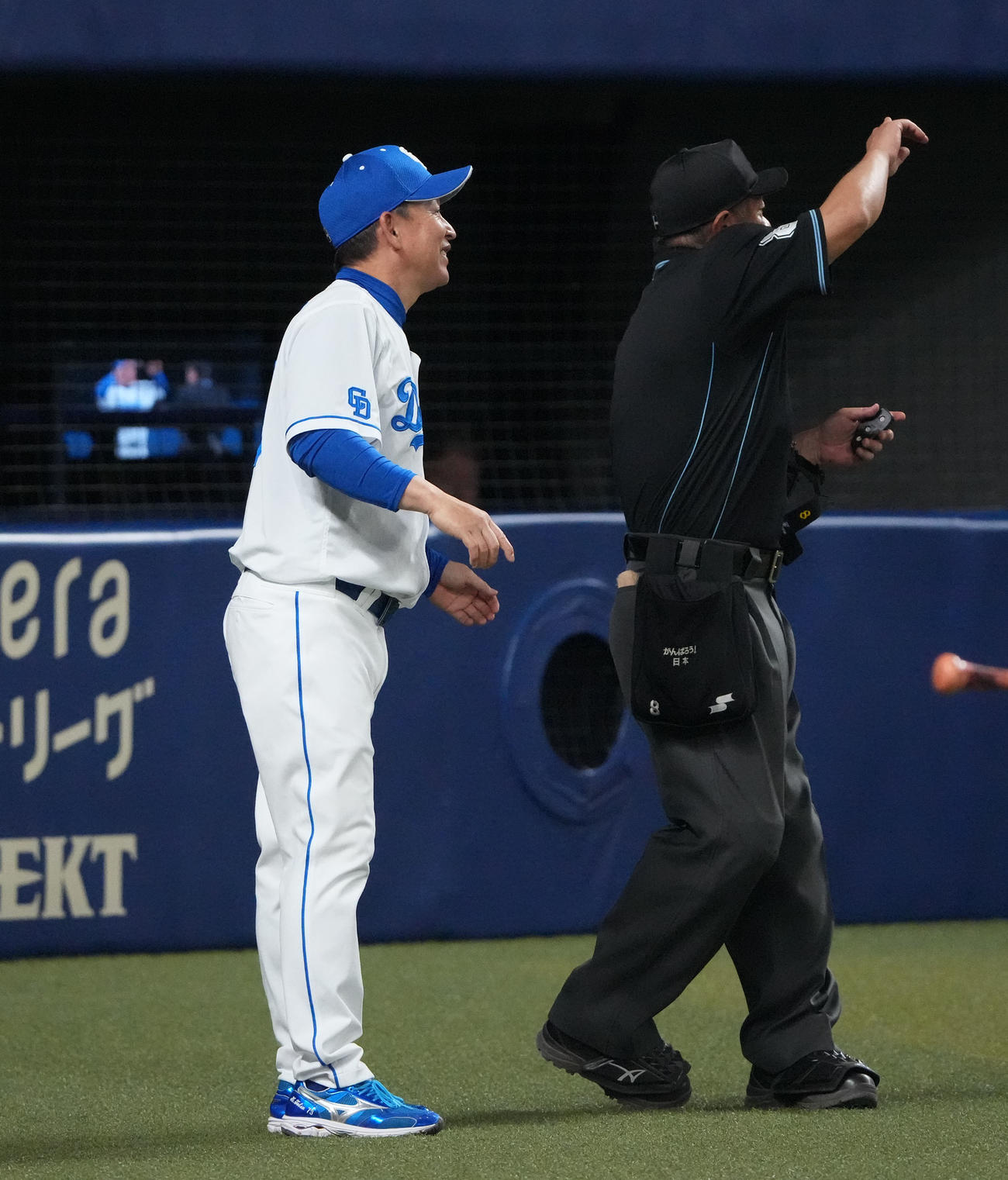 中日対阪神　8回裏中日2死一、二塁、石川昂の生還をリクエストする立浪監督（左）（撮影・森本幸一）