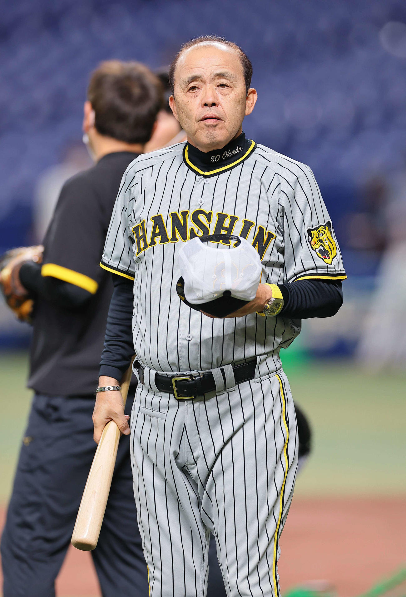 中日対阪神　練習を見守る岡田監督（撮影・上田博志）
