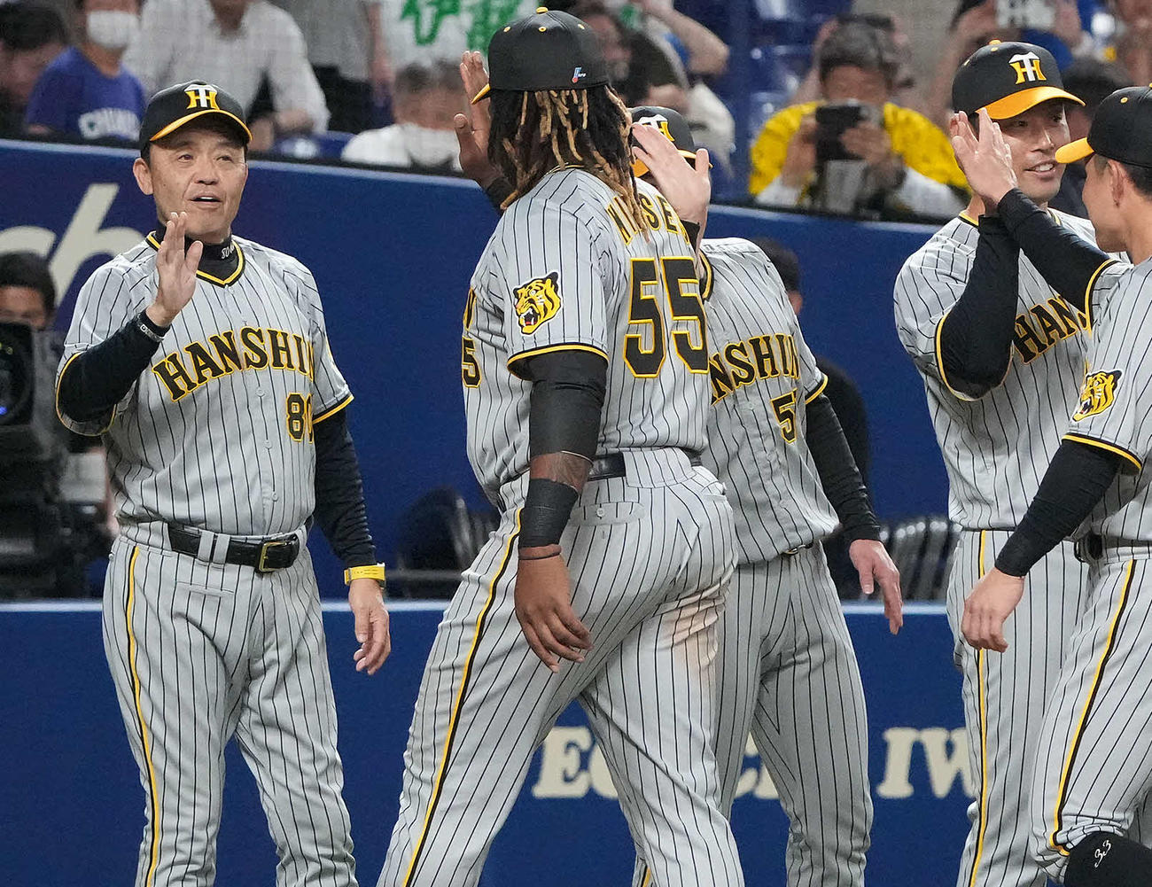 中日対阪神　試合終了、中日に3連勝し、選手を迎える岡田監督（左）（撮影・森本幸一）