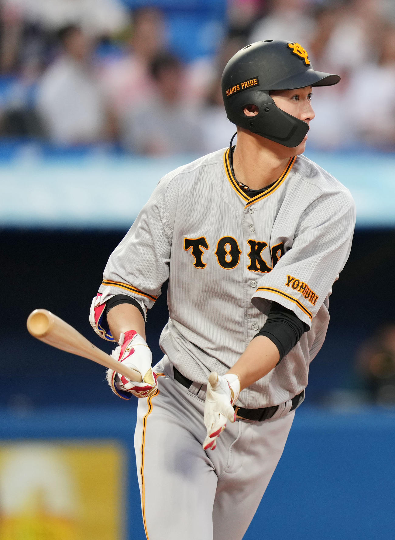 ヤクルト対巨人　2回表巨人無死、右越え三塁打を放つ秋広（撮影・横山健太）
