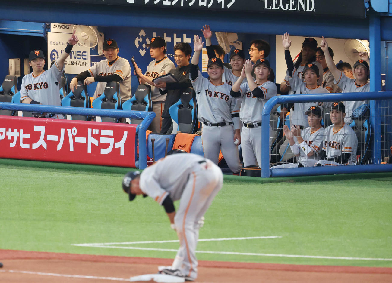 ヤクルト対巨人　2回表巨人無死、秋広（手前）が右三塁打を放ち、盛り上がるベンチ（撮影・宮地輝）