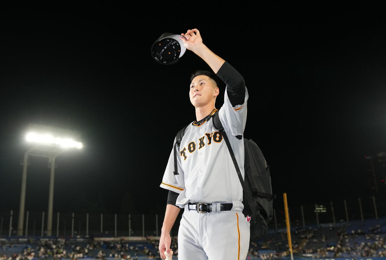 ヤクルト対巨人　声援に応え球場を後にする巨人秋広（撮影・横山健太）