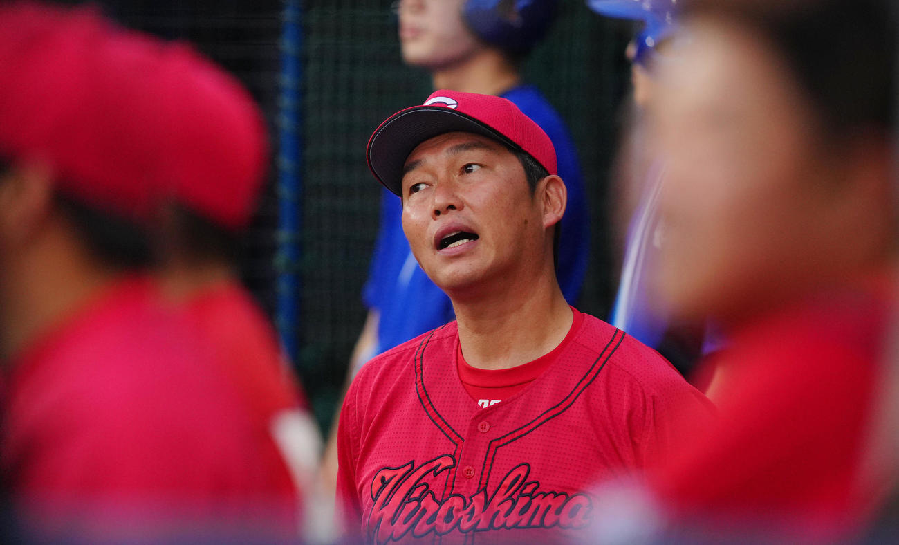 DeNA対広島　1回表広島無死、菊池の内野ゴロの場面でリクエストするも映像を見て首を傾げる広島新井監督（撮影・垰建太）