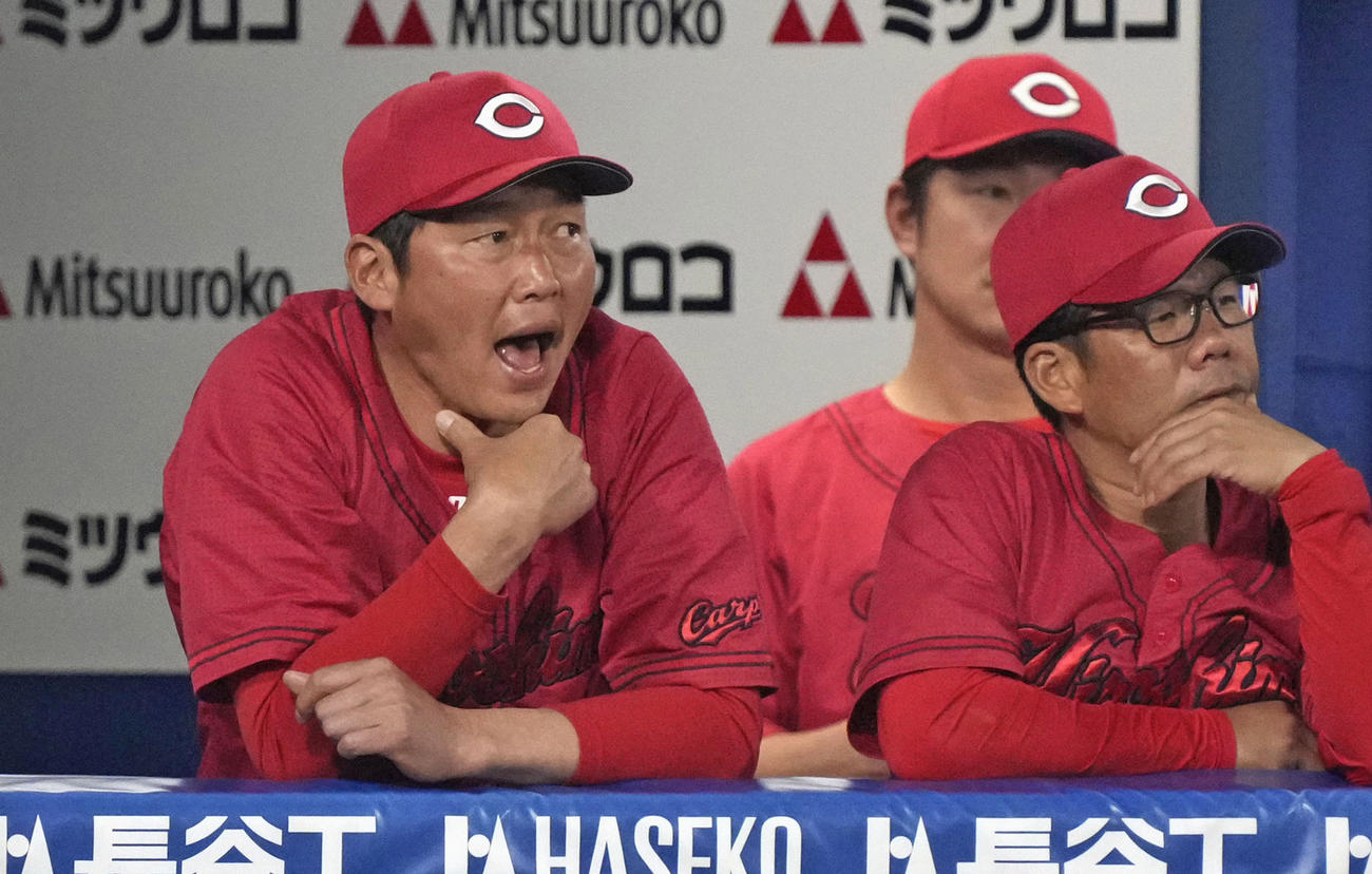 6回、ベンチから声を出す広島新井監督（左）（共同）