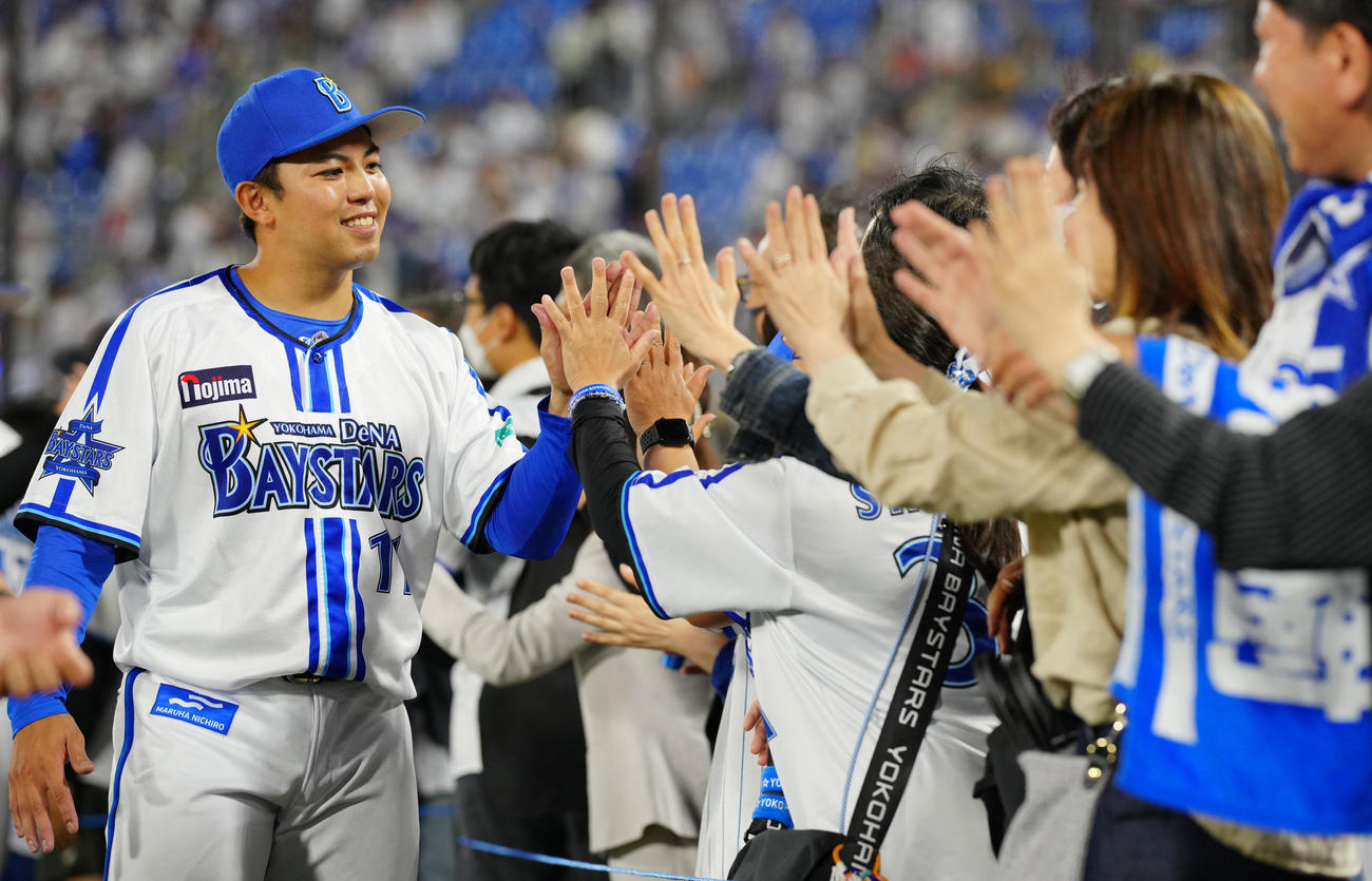 DeNA対広島　広島に連勝しファンとタッチを交わすDeNA東（左）（撮影・垰建太）