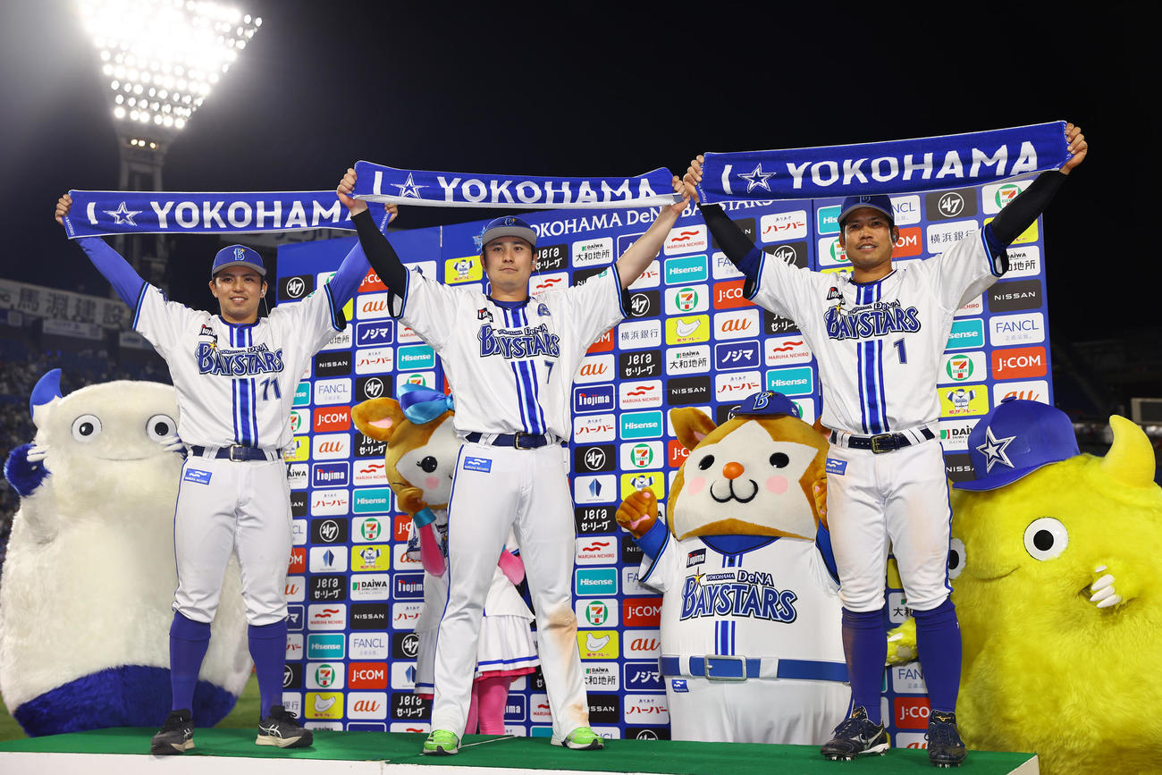 DeNA対広島　広島に連勝しお立ち台で写真に納まるDeNA東（左）、佐野（中央）、桑原（撮影・垰建太）