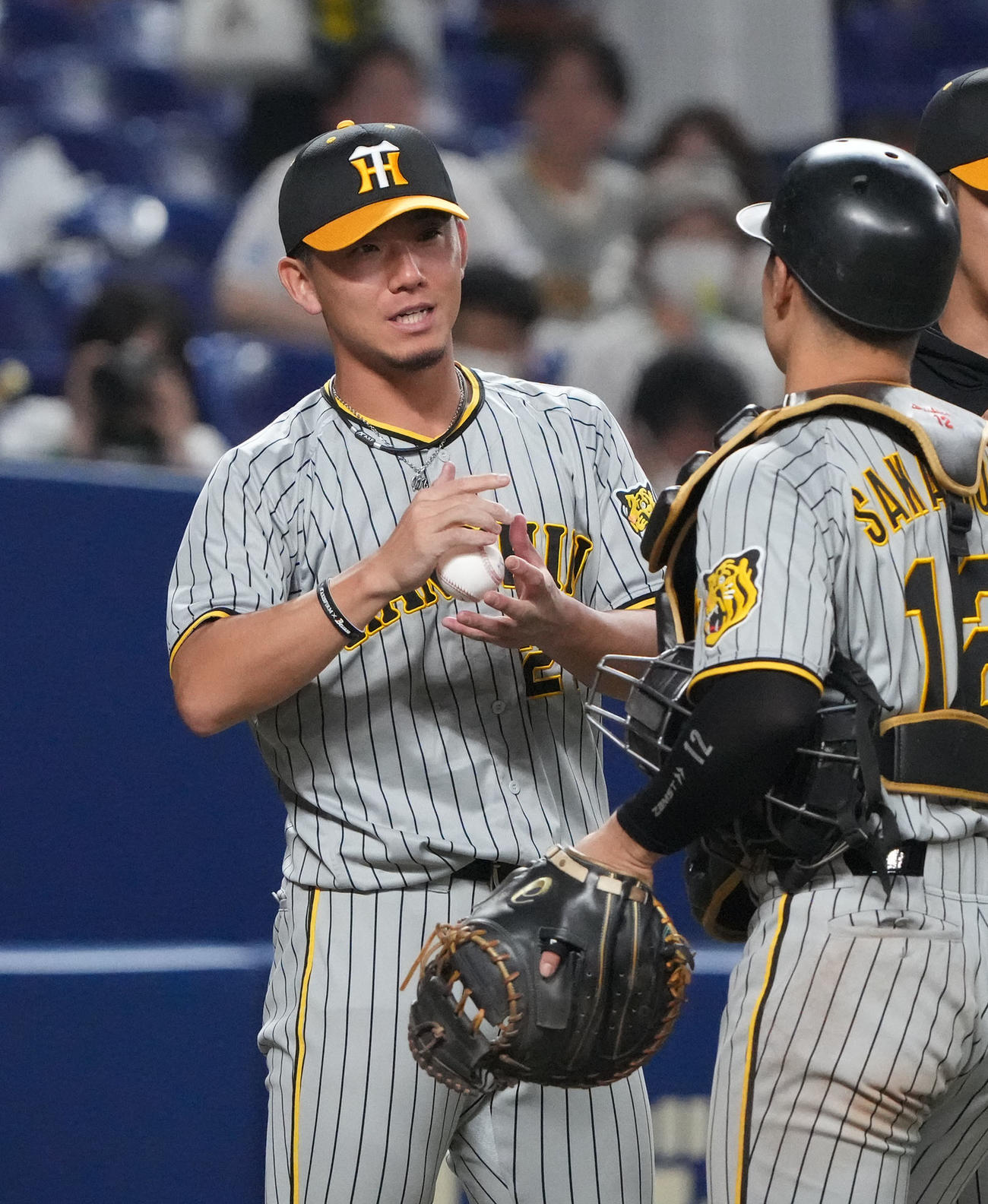 中日対阪神　試合終了で坂本（右）らを迎える伊藤将（撮影・森本幸一）