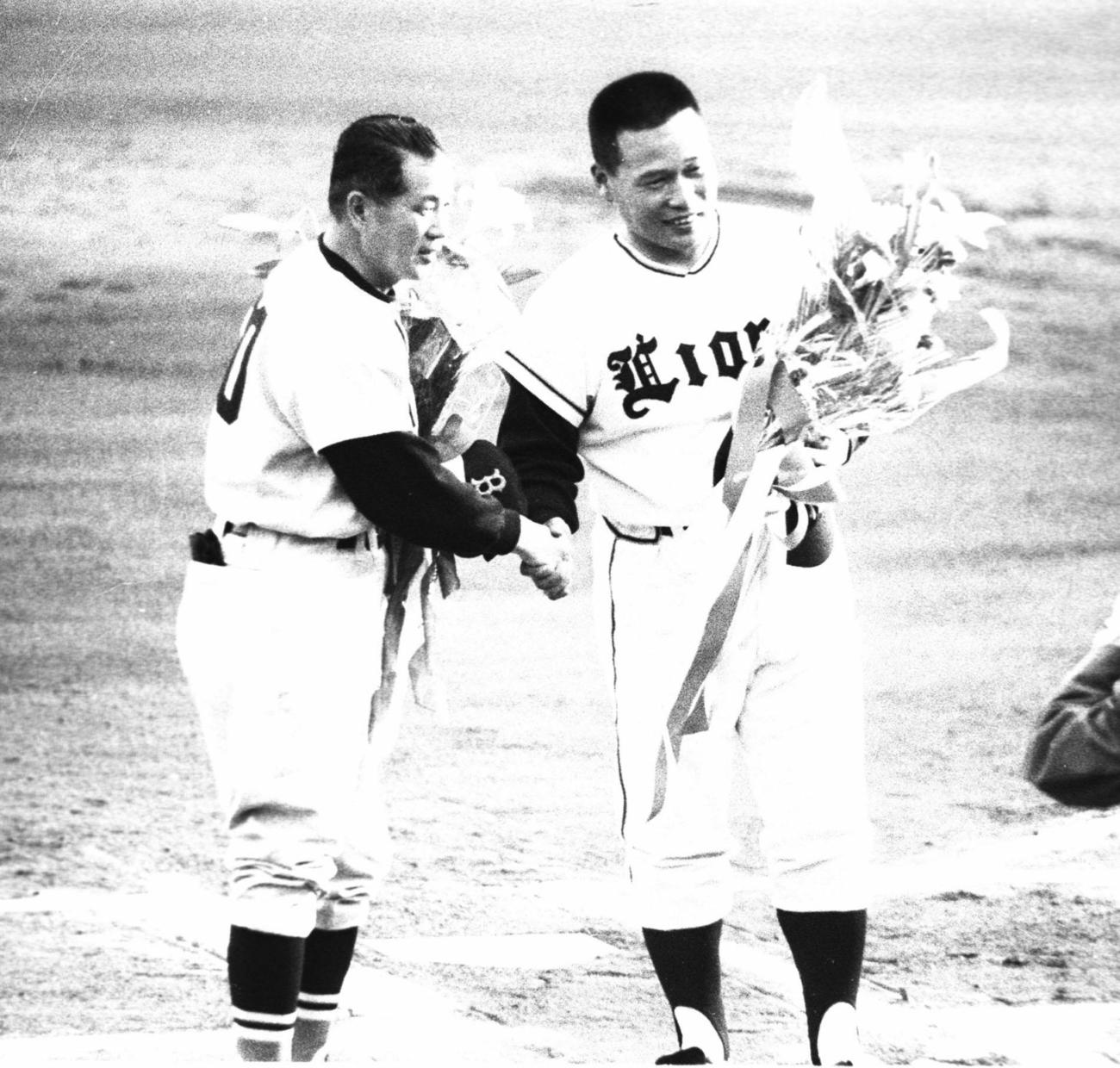 握手する近鉄・三原脩監督（左）と西鉄・中西太監督の親子（1969年4月撮影）