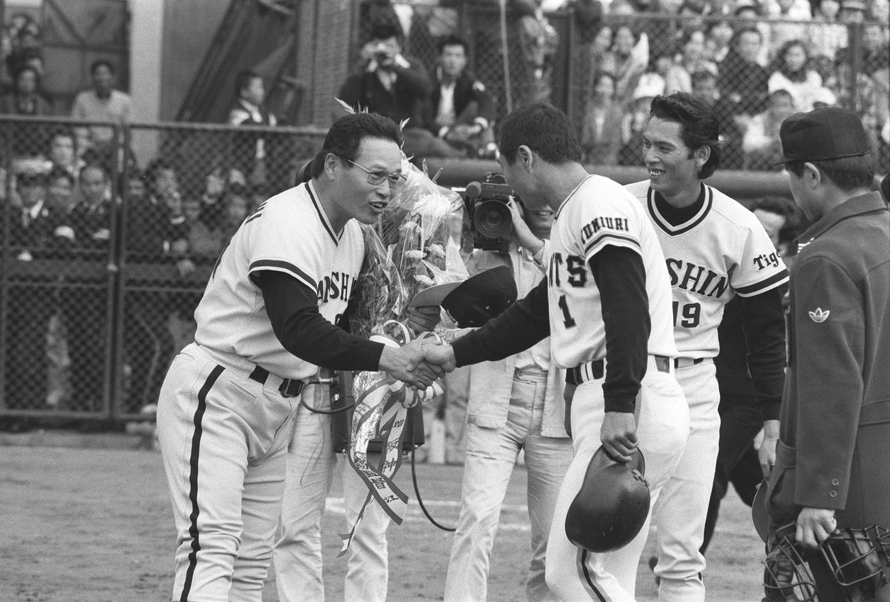 1980年11月16日、巨人王貞治は現役最後の本塁打を放ち、阪神・中西太コーチ（左）、小林繁投手から花束をもらう