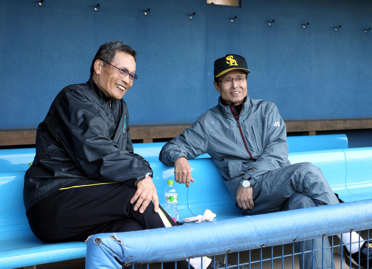 秋季キャンプ　ベンチで談笑する王貞治球団会長と中西太氏（左＝2012年11月撮影）