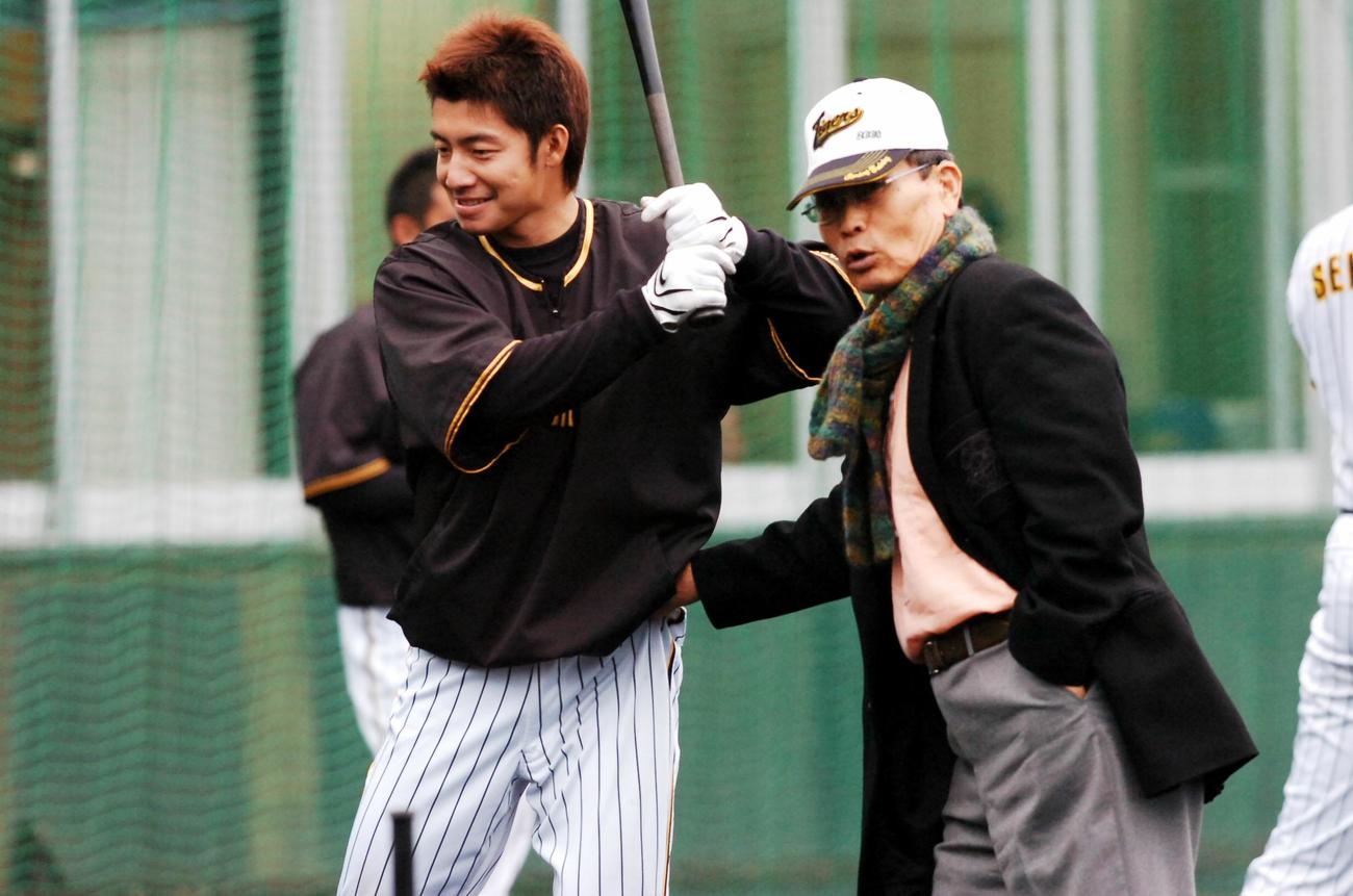 中西太氏（右）の指導を受ける鳥谷敬氏（2008年2月11日撮影）