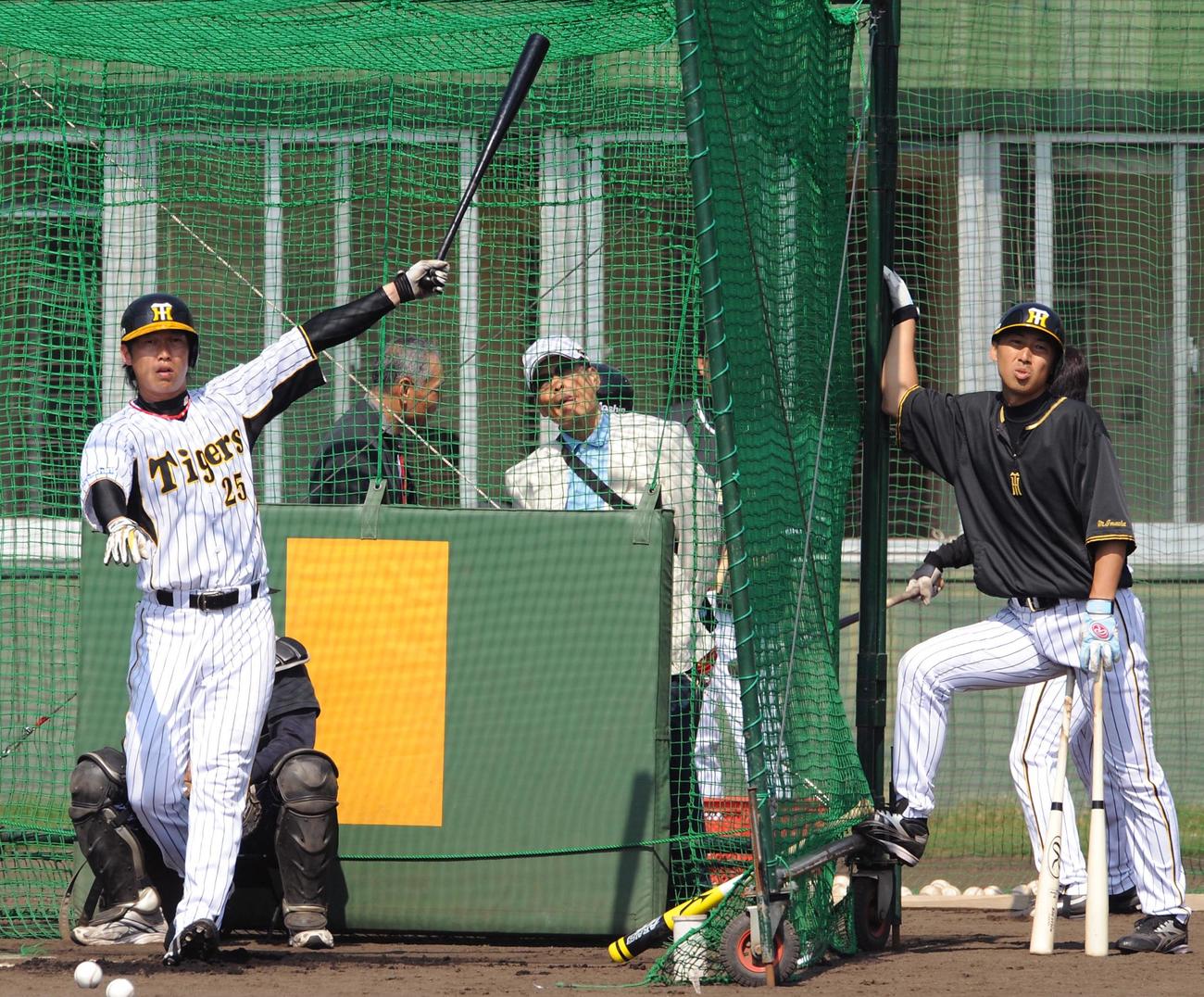 09年、フリー打撃でサク越えの当たりを放ち打球をみる新井貴浩。中央奥は中西太氏、右は今岡誠