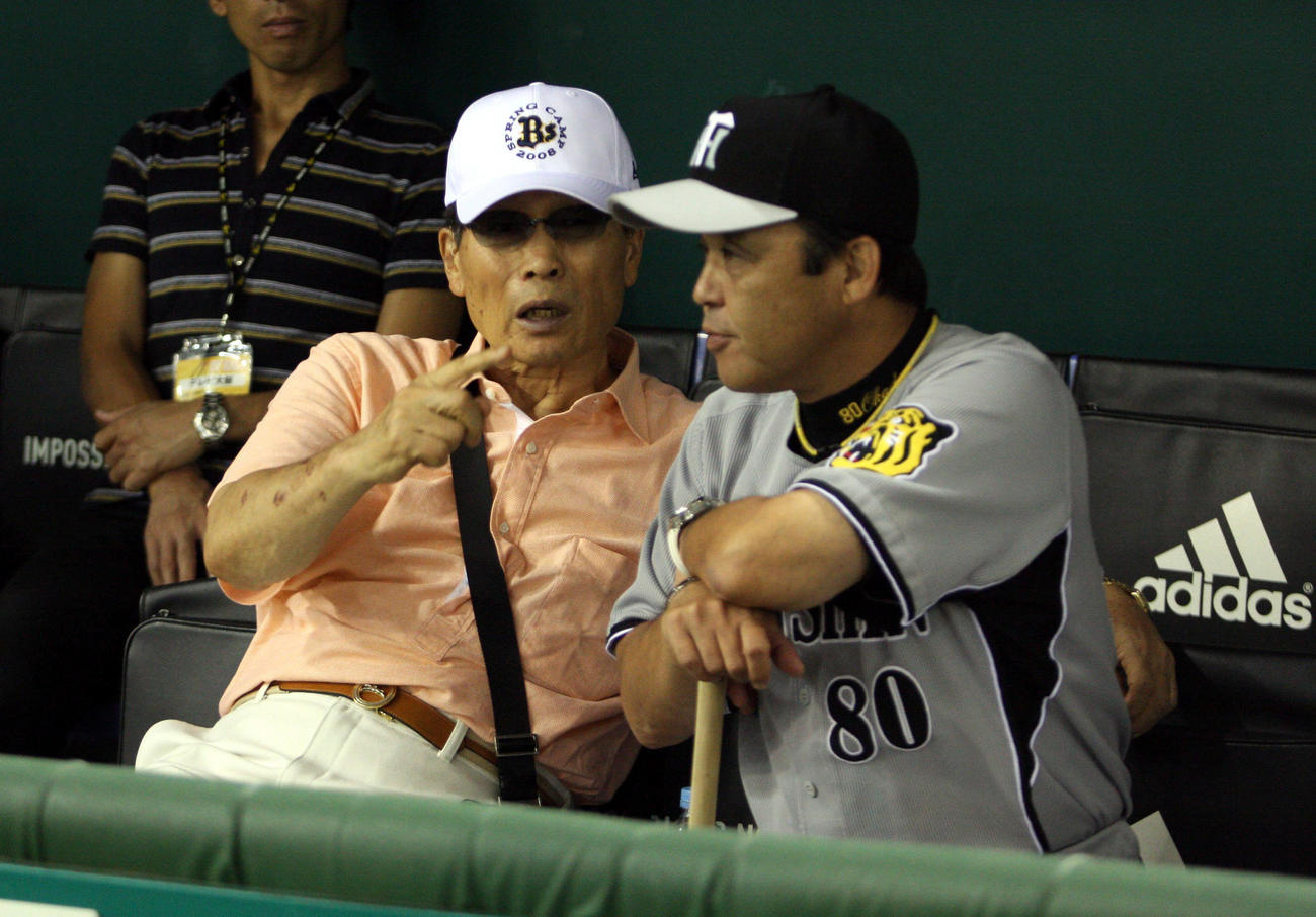 08年8月、阪神岡田監督（右）と中西太氏