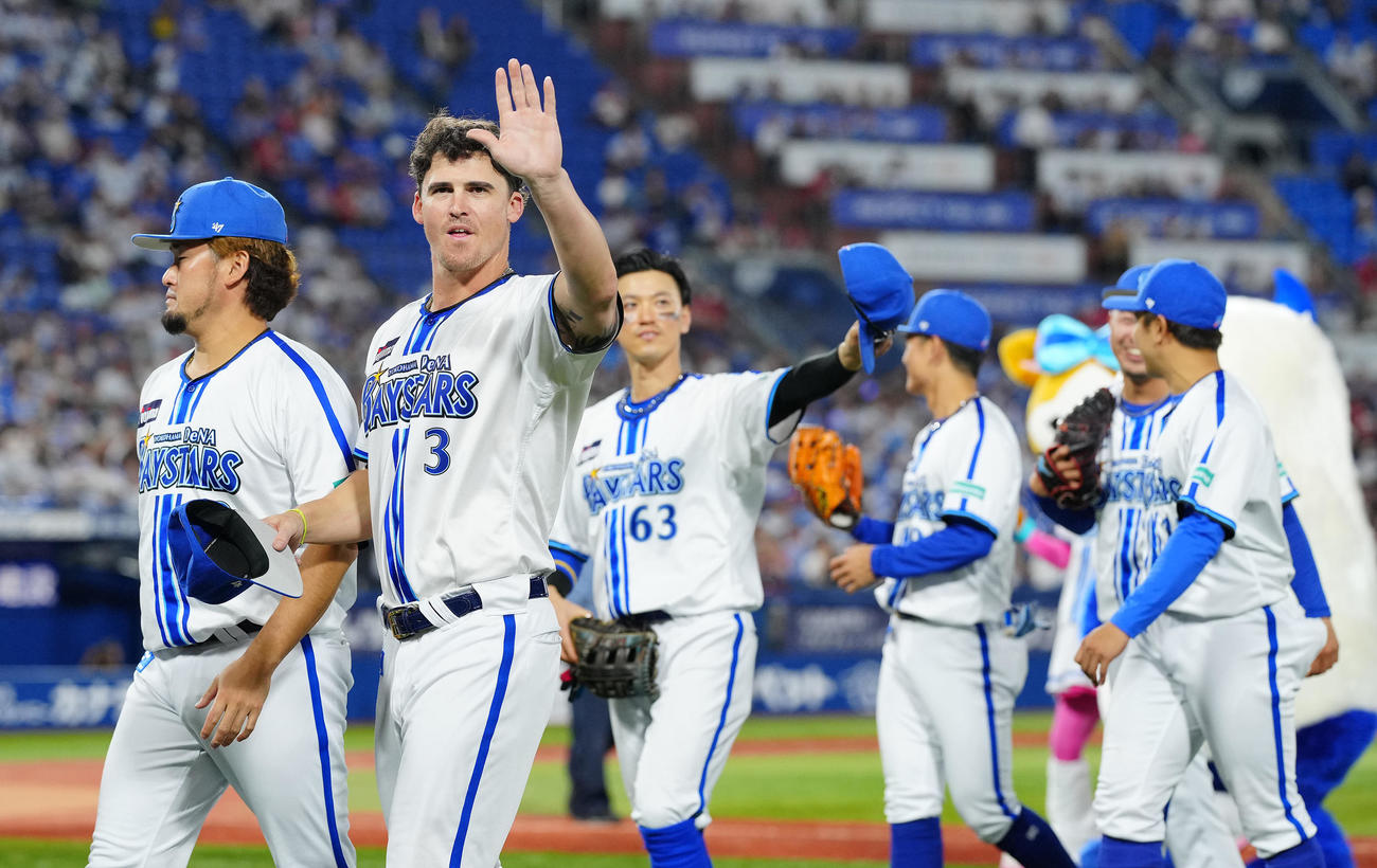 DeNA対広島　広島に連勝しファンに手を振るDeNAオースティン（左から2人目）（撮影・垰建太）