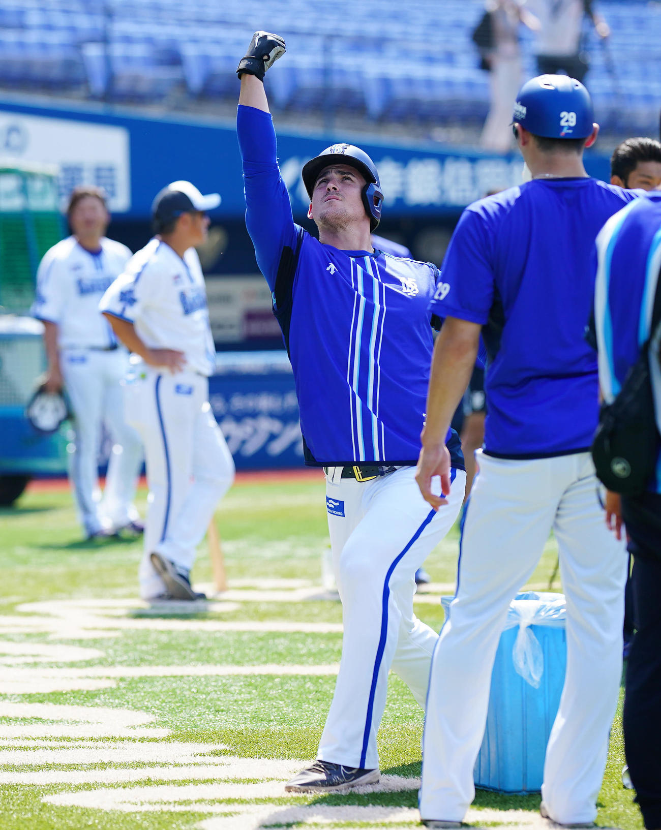 チームに合流したDeNAオースティン（中央）はポーズを決める（撮影・垰建太）