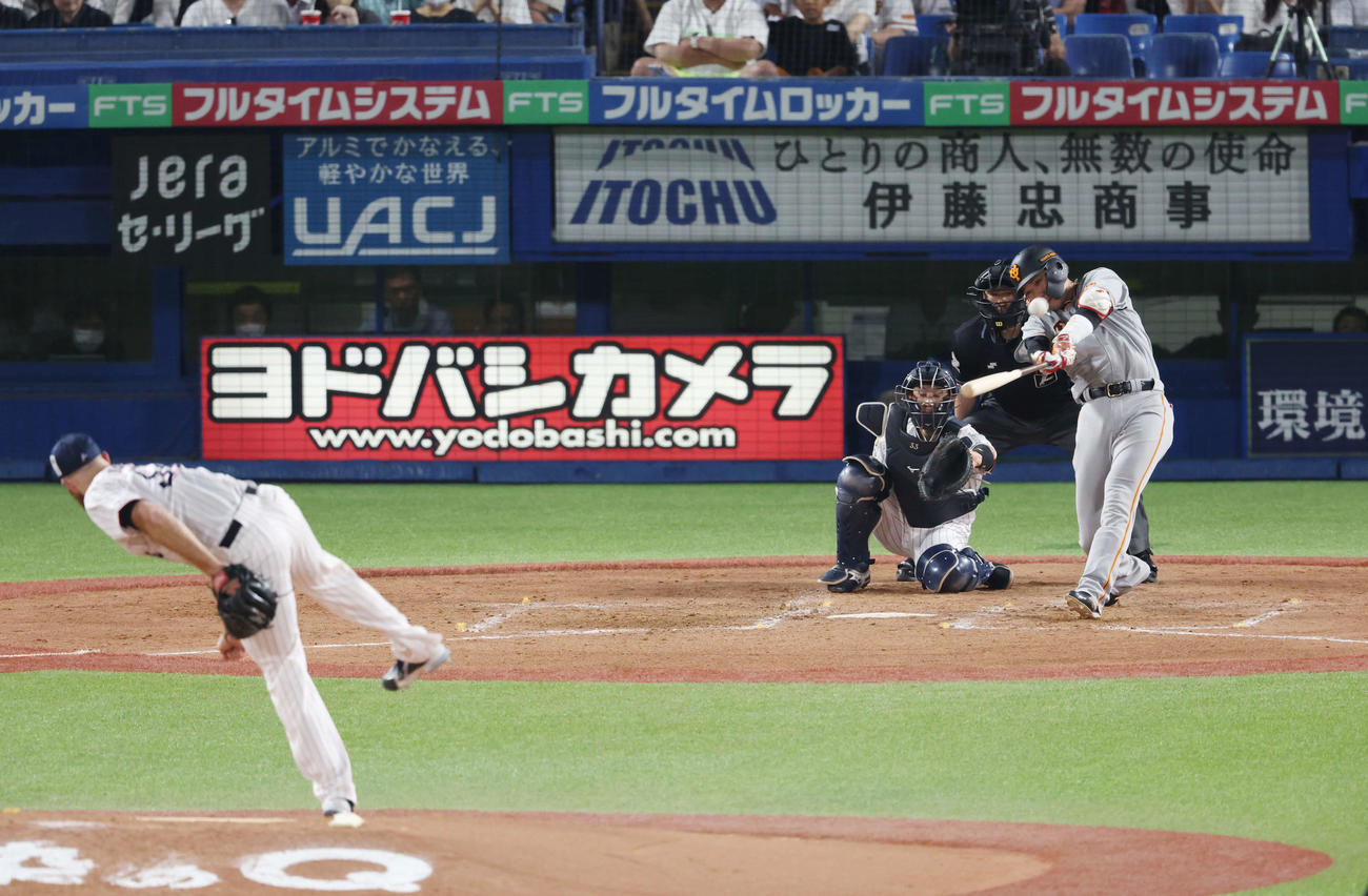 ヤクルト対巨人　5回表巨人2死一、二塁、勝ち越しの左越え3点本塁打を放つ坂本。投手サイスニード（撮影・宮地輝）