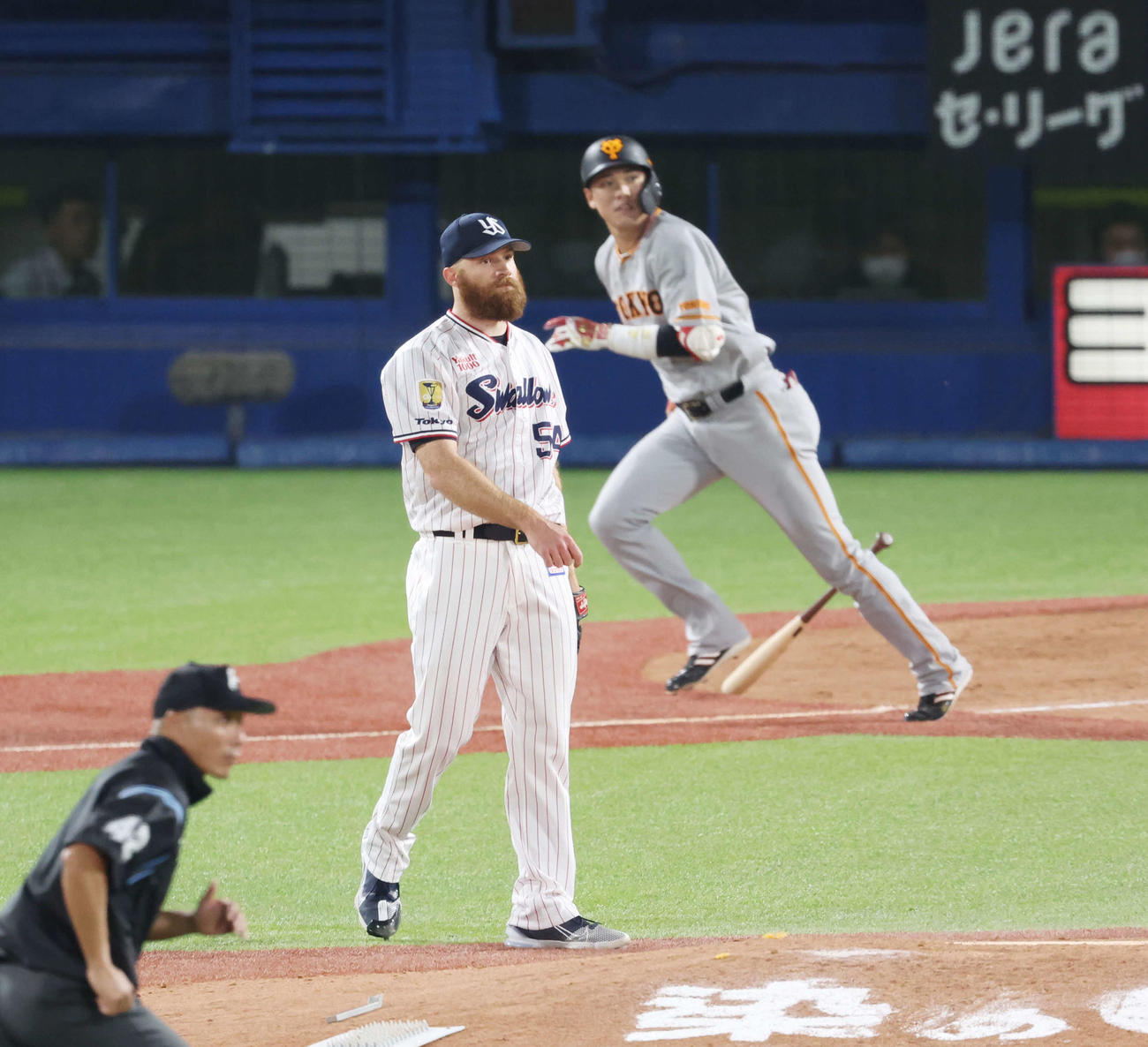 ヤクルト対巨人　5回表巨人二死一、二塁、坂本（後方）に勝ち越しの左越え3点本塁打を許すサイスニード（撮影・宮地輝）