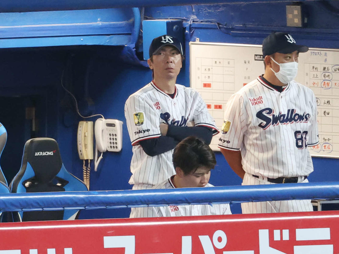 ヤクルト対巨人　9回裏、腕を組み厳しい表情のヤクルト高津監督（左）（撮影・宮地輝）