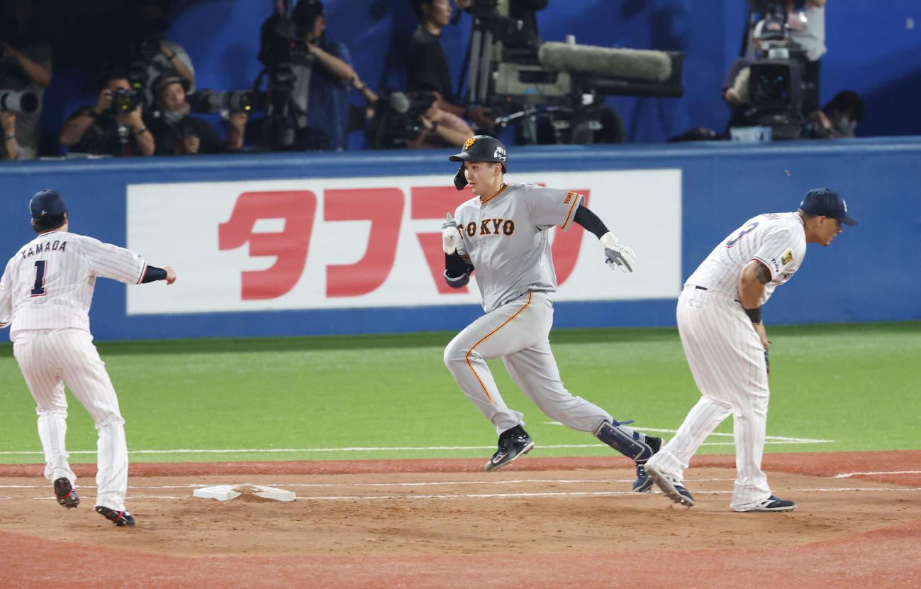 ヤクルト対巨人　5回表巨人1死一塁、送りバントを決め、オスナ（右）の失策の間に出塁する横川（撮影・宮地輝）