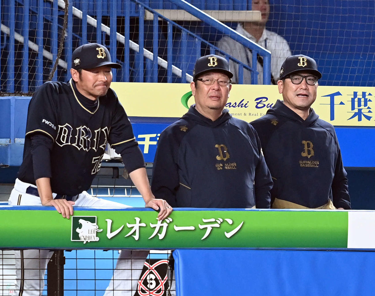 ロッテ対オリックス　戦況を見つめるオリックス中嶋監督（右）（撮影・たえ見朱実）
