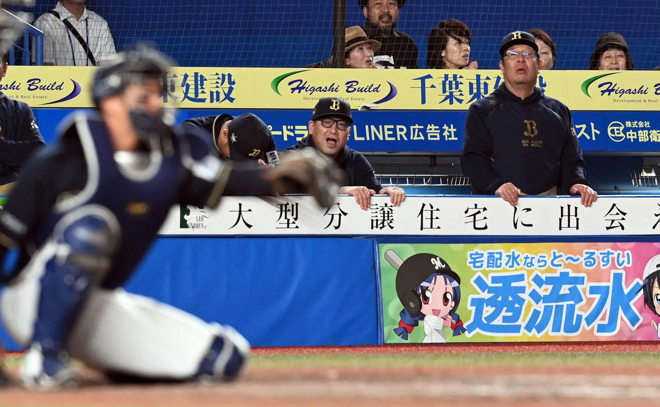 ロッテ対オリックス　7回裏ロッテ2死満塁、和田に押し出しの四球を与えぼう然とした表情の中嶋監督（中央）（撮影・たえ見朱実）