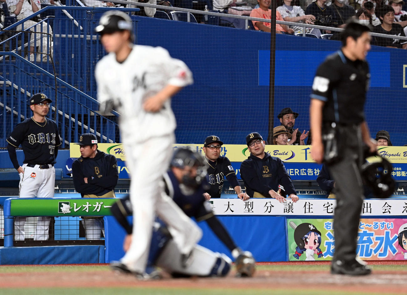 ロッテ対オリックス　7回裏ロッテ2死満塁、和田に押し出しの四球を与えぼう然とした表情の中嶋監督（中央右）（撮影・たえ見朱実）